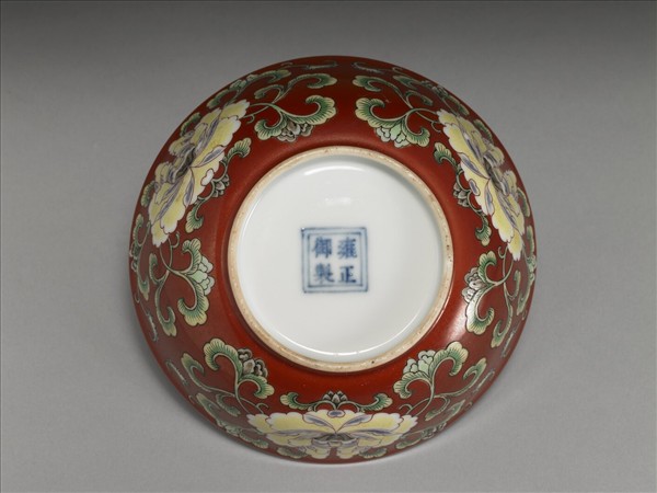 洋彩紅地花卉紋碗
