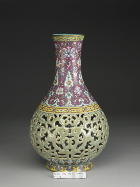 中国古美術・旧蔵の磁器・琺瑯彩粉彩鎏金瓷器筆洗・置物・書道具・文房具・紅木箱付 中国古美術・旧蔵の磁器・琺瑯彩粉彩鎏金瓷器筆洗・置物・