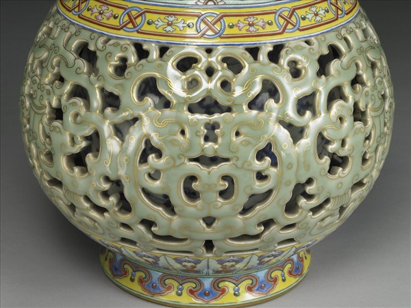 粉彩鏤空蟠螭紋套瓶