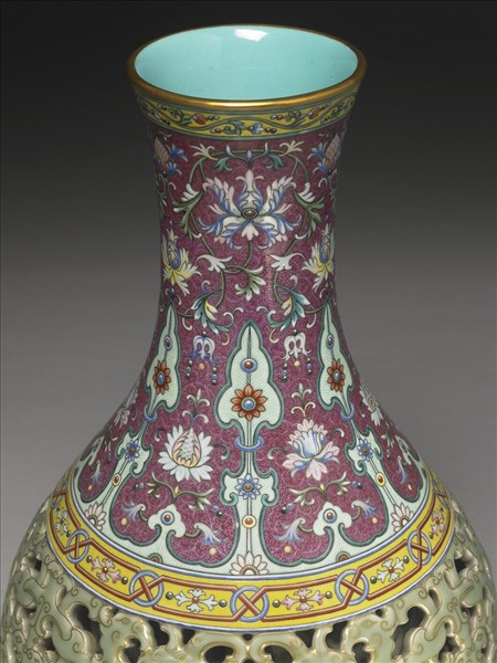 粉彩鏤空蟠螭紋套瓶