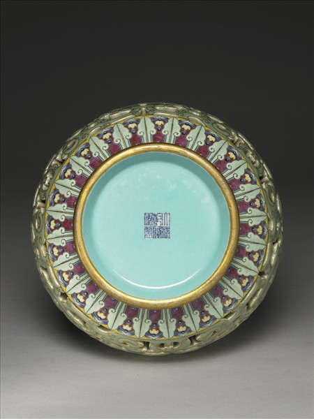 粉彩鏤空蟠螭紋套瓶