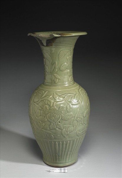 龍泉窯 青瓷拱花花卉紋鳳尾瓶