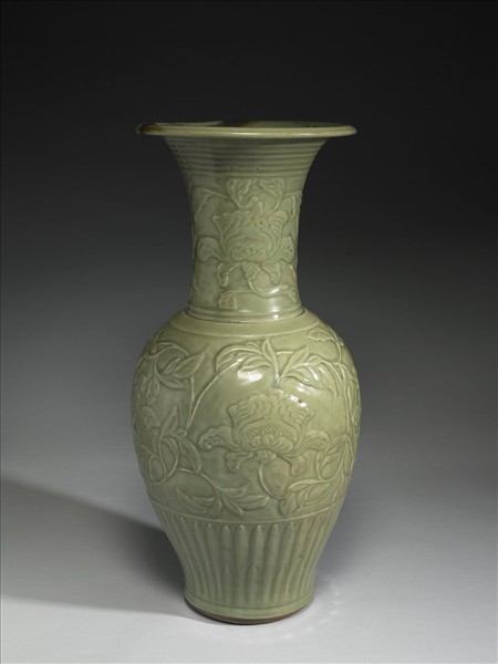 龍泉窯 青瓷拱花花卉紋鳳尾瓶