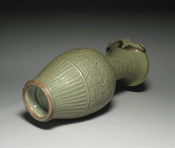 龍泉窯 青瓷拱花花卉紋鳳尾瓶