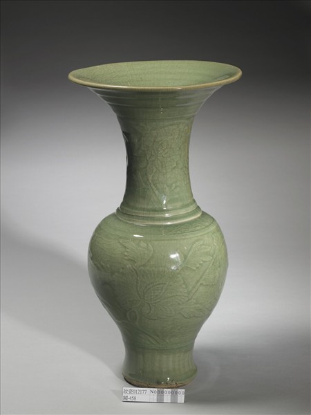 青瓷牡丹紋撇口瓶