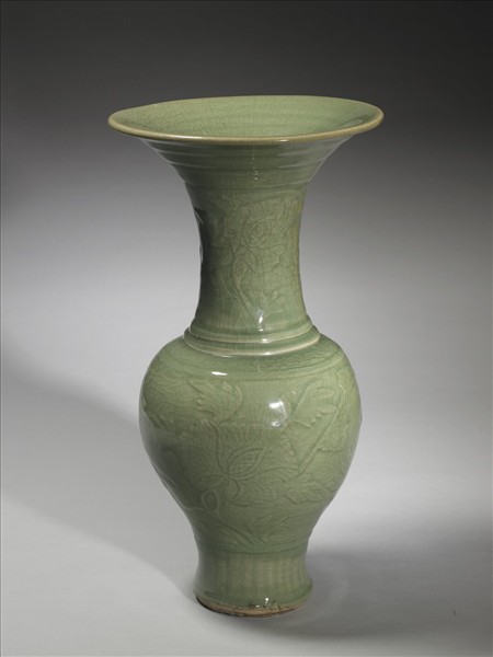 青瓷牡丹紋撇口瓶