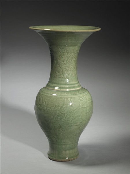 青瓷牡丹紋撇口瓶