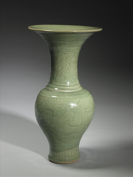 青瓷牡丹紋撇口瓶