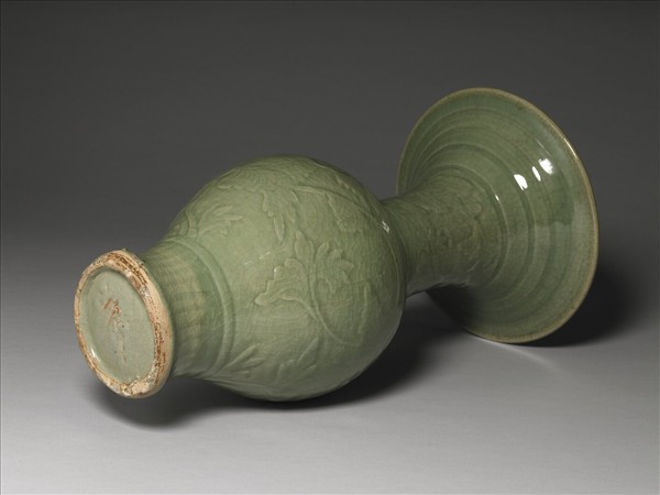 青瓷牡丹紋撇口瓶