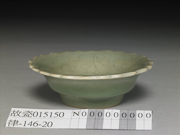 青瓷劃花靈芝蓮花式碟