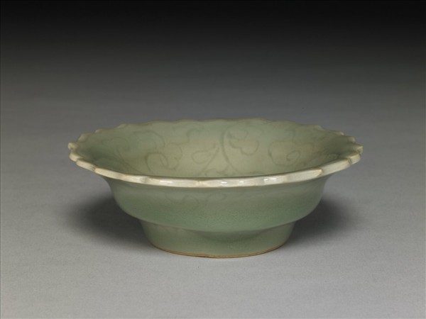 青瓷劃花靈芝蓮花式碟