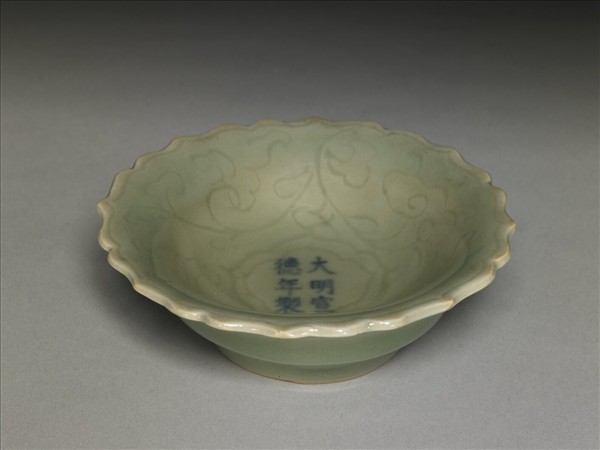 青瓷劃花靈芝蓮花式碟