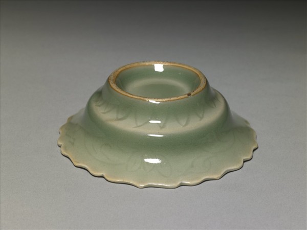 青瓷劃花靈芝蓮花式碟