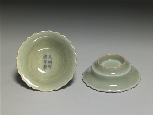 青瓷劃花靈芝蓮花式碟