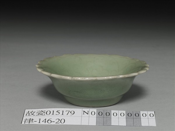 青瓷劃花花口碟