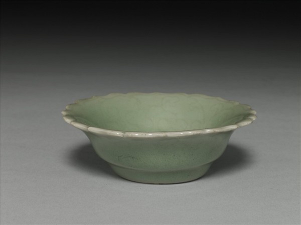 青瓷劃花花口碟