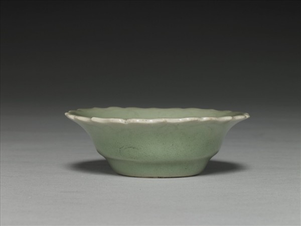 青瓷劃花花口碟