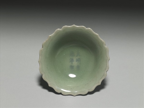 青瓷劃花花口碟