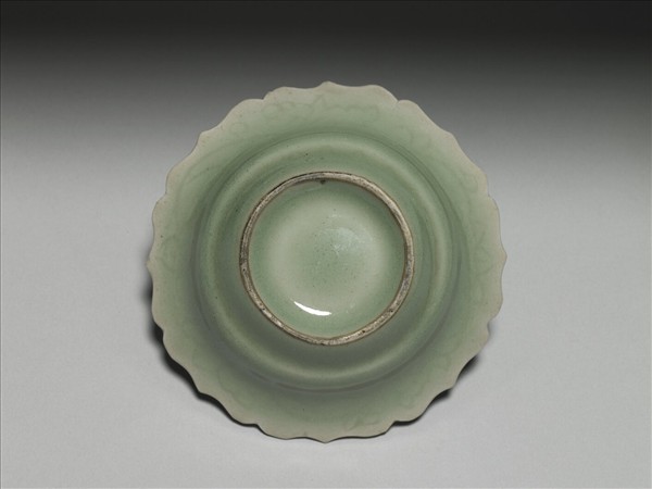 青瓷劃花花口碟