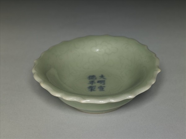 青瓷劃花花口碟