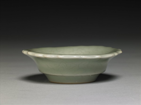 青瓷劃花花口碟