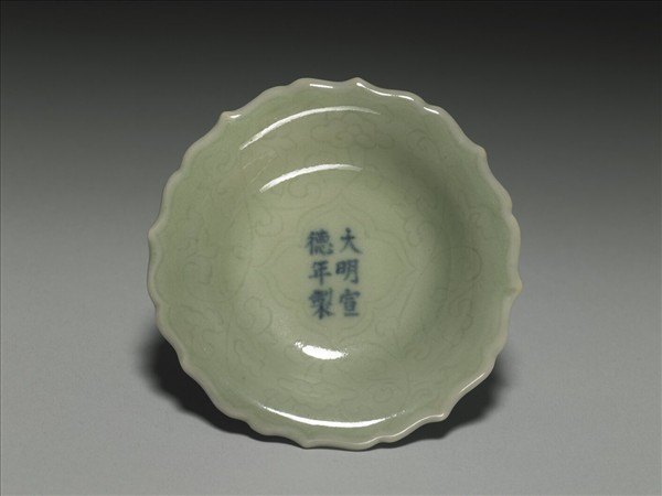 青瓷劃花花口碟