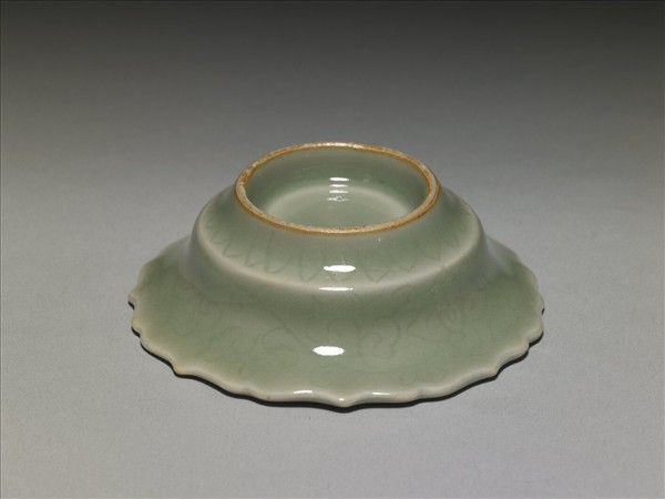 青瓷劃花花口碟