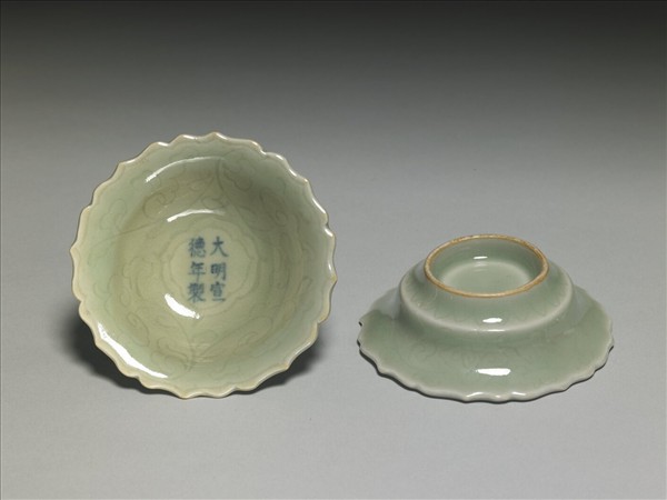 青瓷劃花花口碟