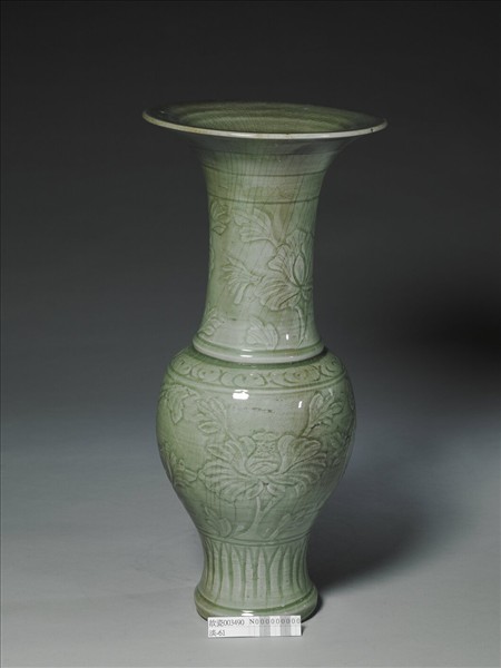 龍泉窯 青瓷劃花花卉紋鳳尾瓶