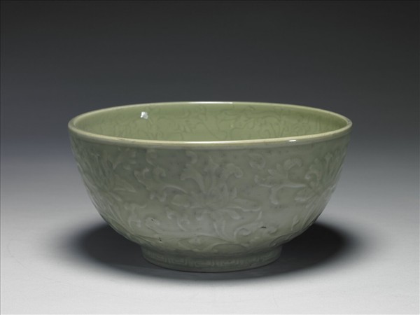 龍泉窯 青瓷拱花番蓮紋碗