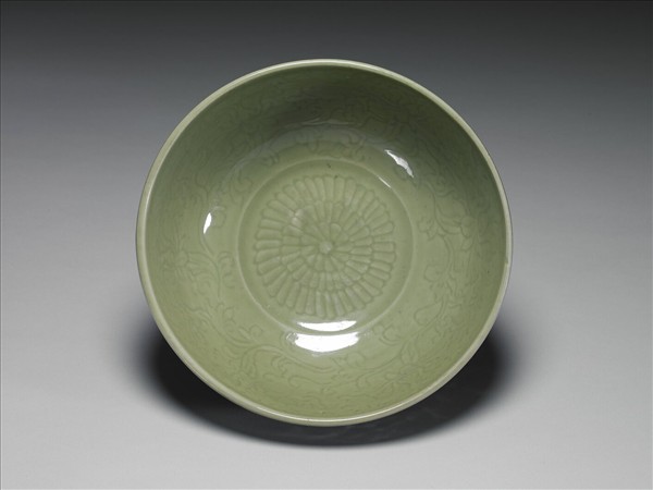 龍泉窯 青瓷拱花番蓮紋碗
