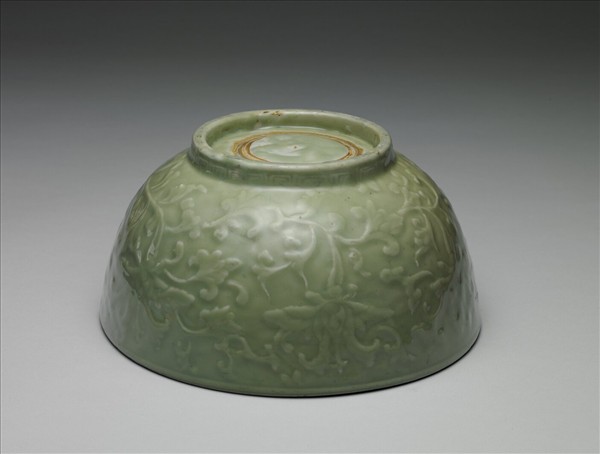 龍泉窯 青瓷拱花番蓮紋碗