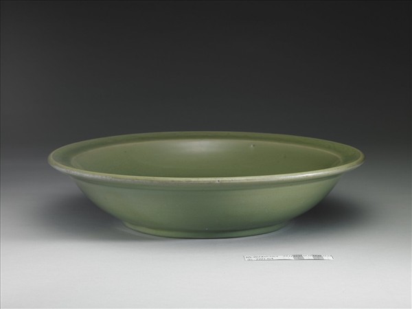 龍泉窯 青瓷劃花花卉紋折沿盤