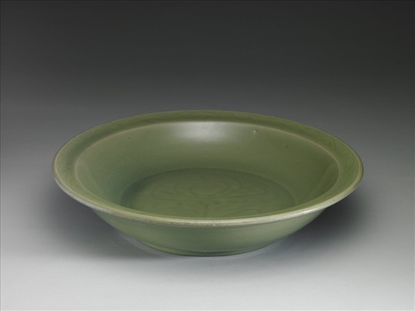 龍泉窯 青瓷劃花花卉紋折沿盤