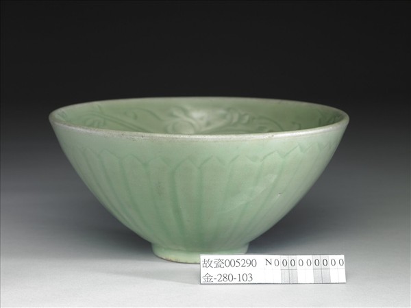 龍泉窯 青瓷劃花蓮瓣紋碗