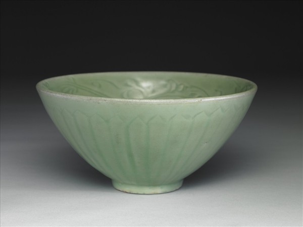 龍泉窯 青瓷劃花蓮瓣紋碗