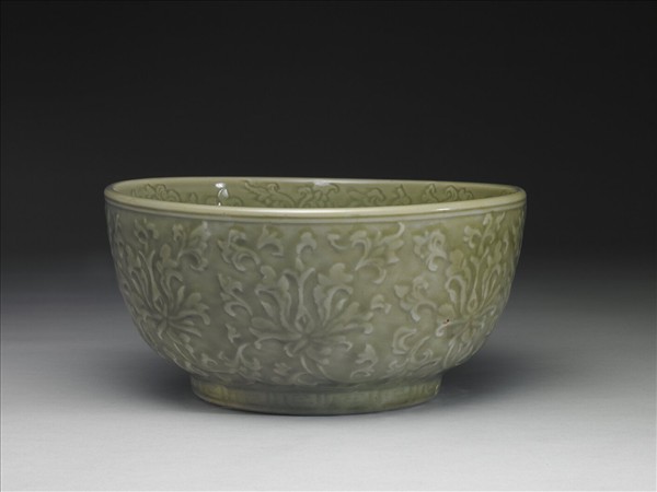 龍泉窯 青瓷拱花番蓮紋碗