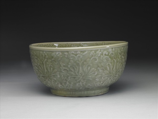 龍泉窯 青瓷拱花番蓮紋碗