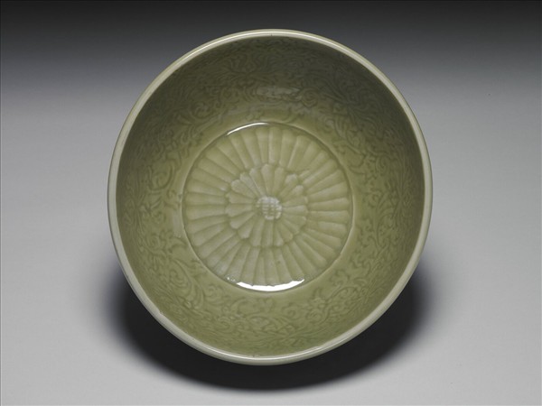 龍泉窯 青瓷拱花番蓮紋碗