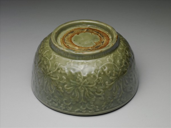 龍泉窯 青瓷拱花番蓮紋碗