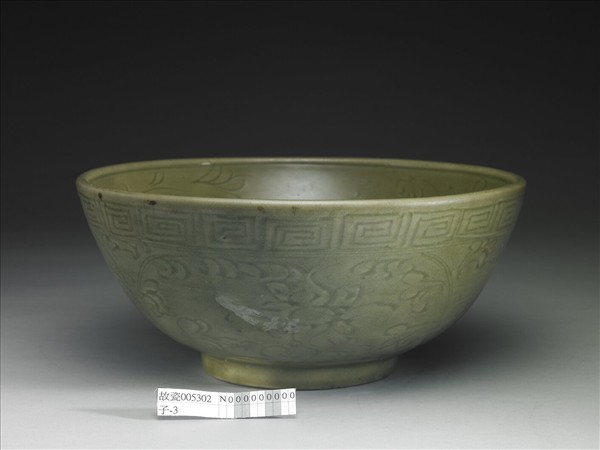 龍泉窯 青瓷劃花花卉紋碗