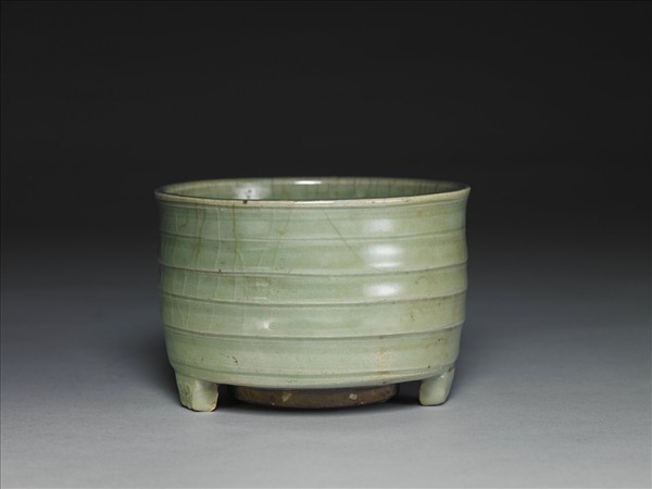龍泉窯 青瓷弦紋三足爐