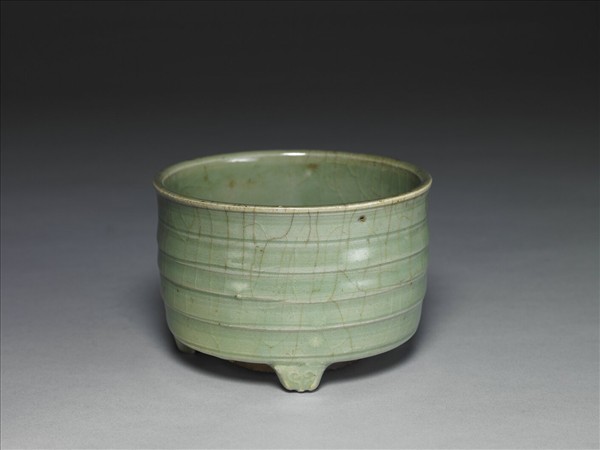 龍泉窯 青瓷弦紋三足爐