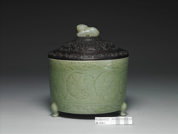 龍泉窯 青瓷劃花番蓮八寶紋樽式爐