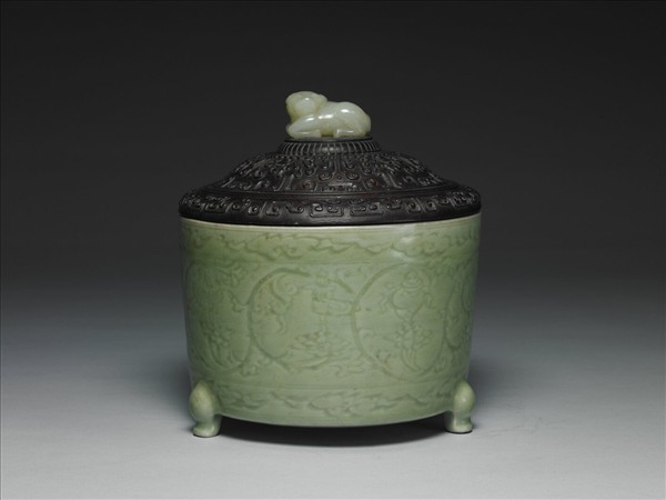 龍泉窯 青瓷劃花番蓮八寶紋樽式爐