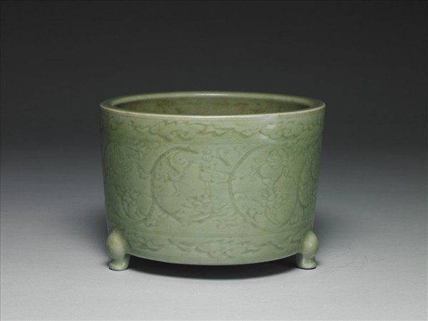 龍泉窯 青瓷劃花番蓮八寶紋樽式爐