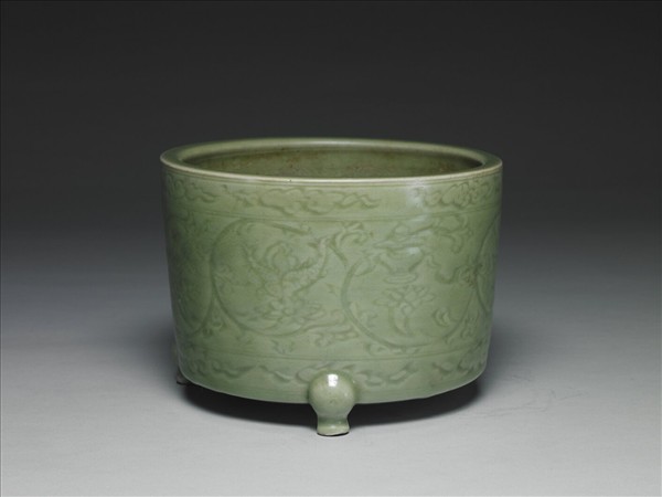 龍泉窯 青瓷劃花番蓮八寶紋樽式爐