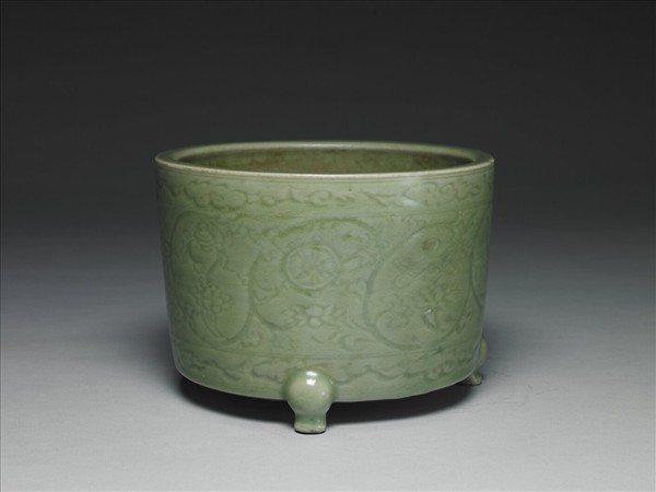 龍泉窯 青瓷劃花番蓮八寶紋樽式爐