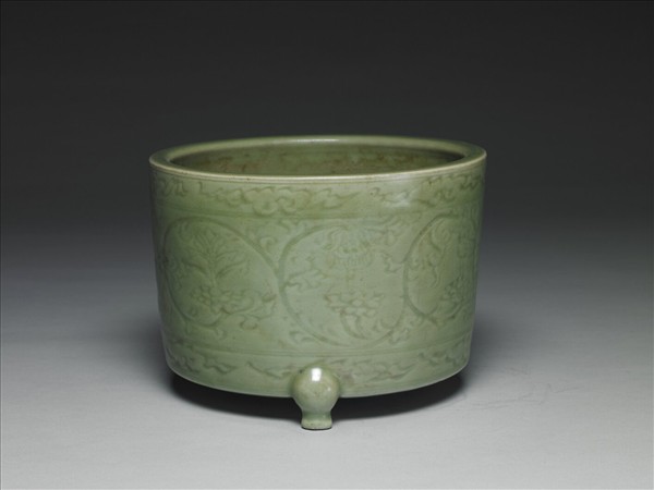 龍泉窯 青瓷劃花番蓮八寶紋樽式爐
