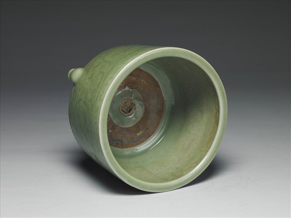 龍泉窯 青瓷劃花番蓮八寶紋樽式爐